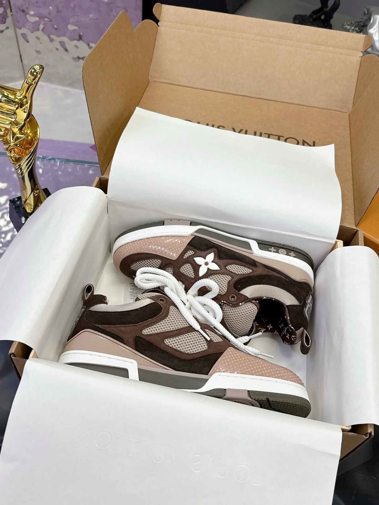 Factory price: 760💰 𝙇𝙑 𝟐𝟎𝟐5 𝐒𝐒 𝐧𝐞𝐰 Officially synchronized new colors💗 Louis Vuitton catwalk skateboard shoes are a hit, LOUIS VUITTON Trainer is undoubtedly one of the most successful Sneakers launched by luxury brands, but the pace of exploration will not stop. LOUISVUITTON will also bring a new series of skateboard shoes in the spring of 2025. The new series in the picture returns to the 90s Chunky Skate Shoes look and feel. The uppers are made of leather and mesh. The fat silhouette and thick shoelaces are very eye-catching. It is expected to have quite a few colors like the Trainer. Judging from the previous DIOR show skate shoes, this chunky style may be even stronger next year.  💎 LV small bread series LV bread shoe series 😘 Couple model Size: Female 35-40 Male 39-44, customized 45, 46